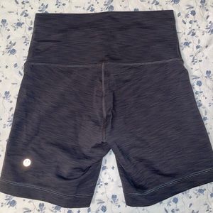 LULU WUNDER TRAIN HIGH SHORTS 6” 🩶